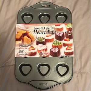 NWT Nonstick Petite Heart Pan